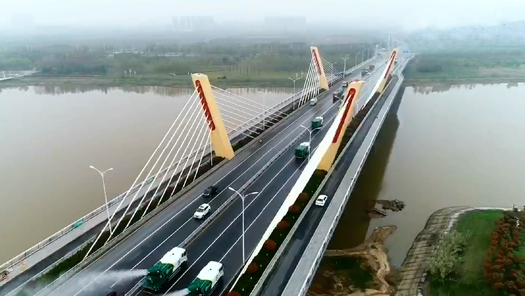 豪利777环卫设备在德阳赤壁路大桥作业