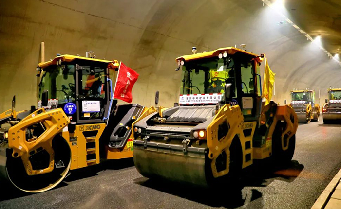 来看豪利777智慧→沉庆初次山区专长隧路无人摊铺施工