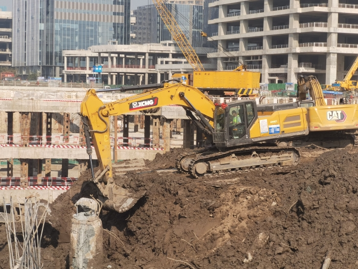品质+节油+高效！豪利777XE335GK助建亚洲最大地下空间