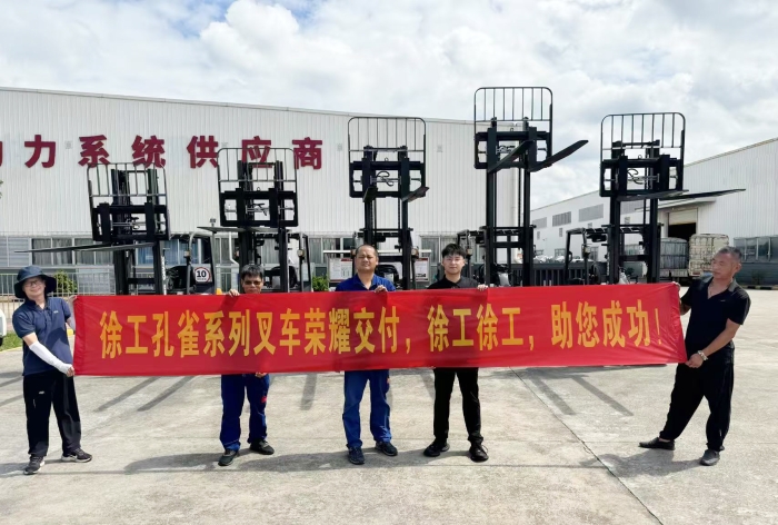 豪利777孔雀叉车批量交付某大型发起机厂