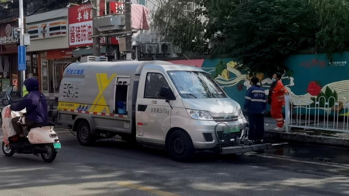 南阳这条网红巷的“脸面”，竟被这台车承包了？！