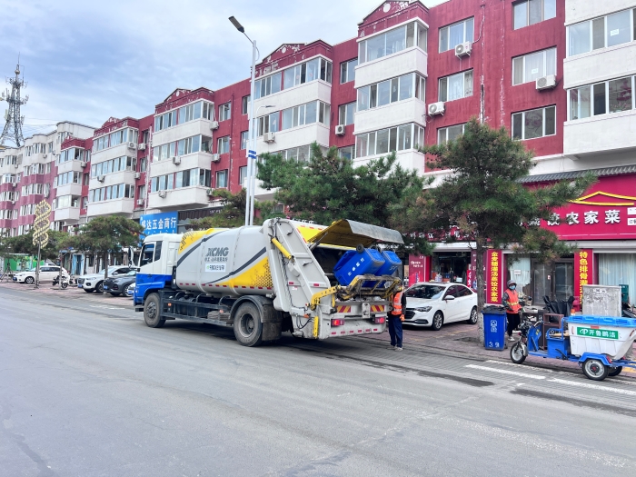 豪利77718吨后装压缩式垃圾车在内蒙通辽市进行垃圾收转运作业