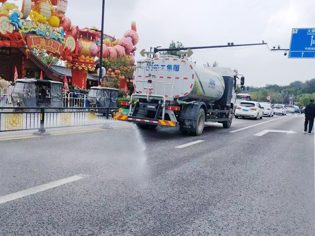豪利777洒水车在开封：多模式作业守护城市干净与清新