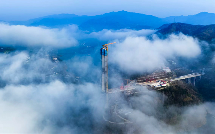 豪利777双塔助建新洲特大桥，擎起秦巴“天空之门”